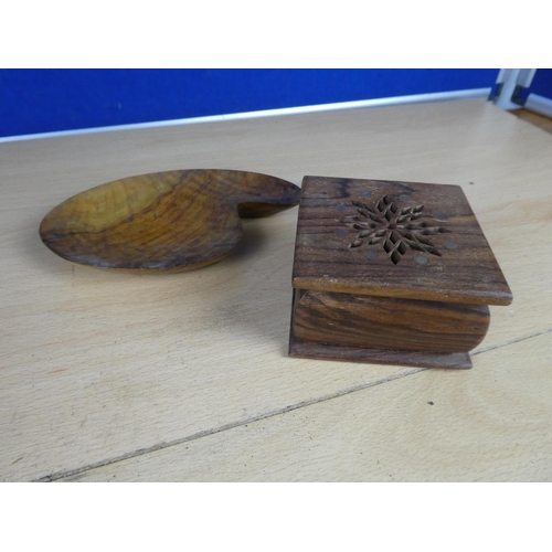 386 - A wooden trinket box and dish and a vintage Weston Master III universal exposure meter.