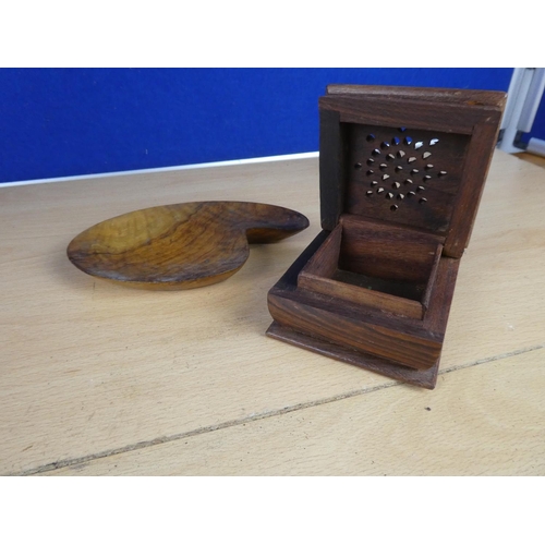 386 - A wooden trinket box and dish and a vintage Weston Master III universal exposure meter.