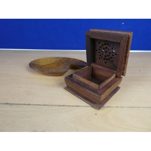 386 - A wooden trinket box and dish and a vintage Weston Master III universal exposure meter.