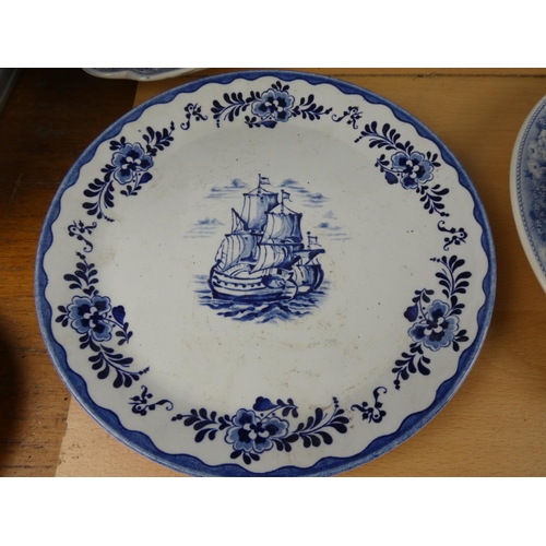 389 - A large collection of blue and white ware to include Spode and more.