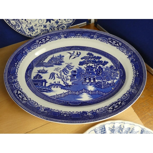 389 - A large collection of blue and white ware to include Spode and more.