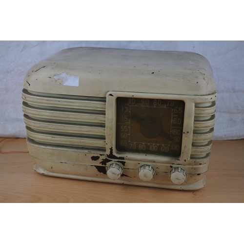 469 - A vintage Crosley radio.