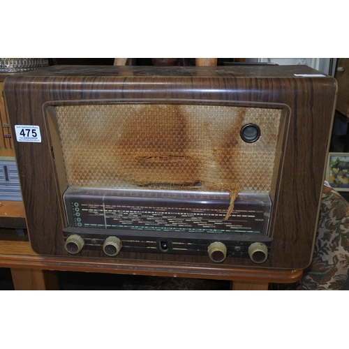 475 - A vintage radio.