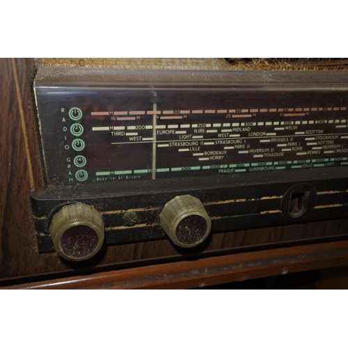 475 - A vintage radio.