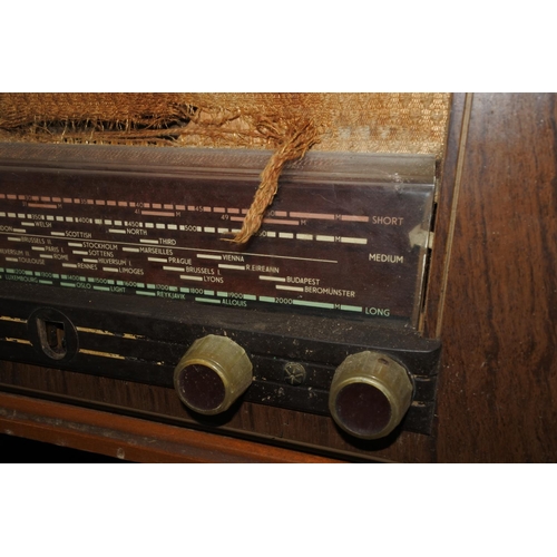 475 - A vintage radio.