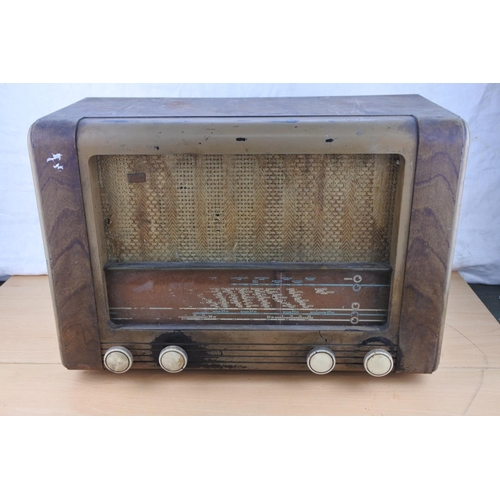 483 - A vintage radio.