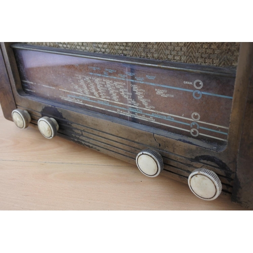 483 - A vintage radio.