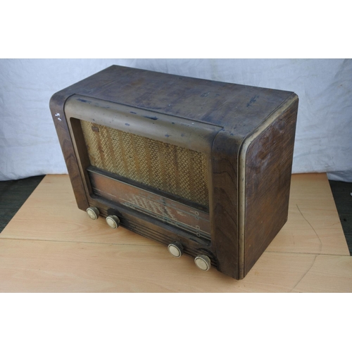 483 - A vintage radio.