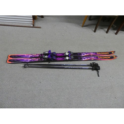 128B - A pair of Salomon snow skis. Approx 187cm.