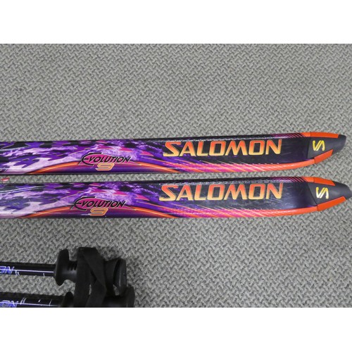 128B - A pair of Salomon snow skis. Approx 187cm.