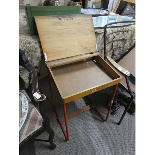 525 - A vintage Triang childs desk.