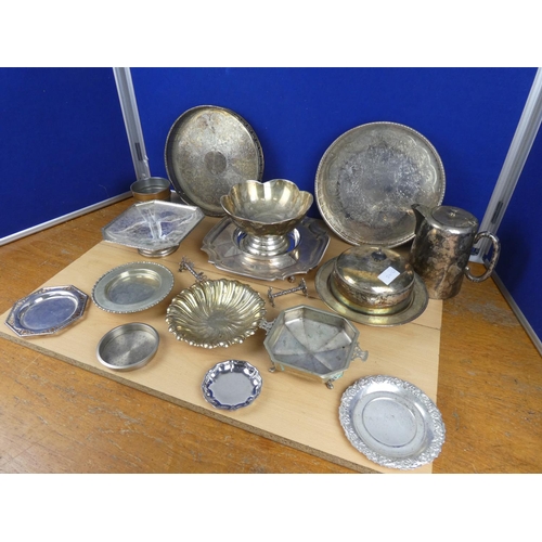 535 - A box of silver plate ware.