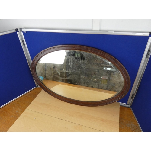 542 - An oval wall mirror.