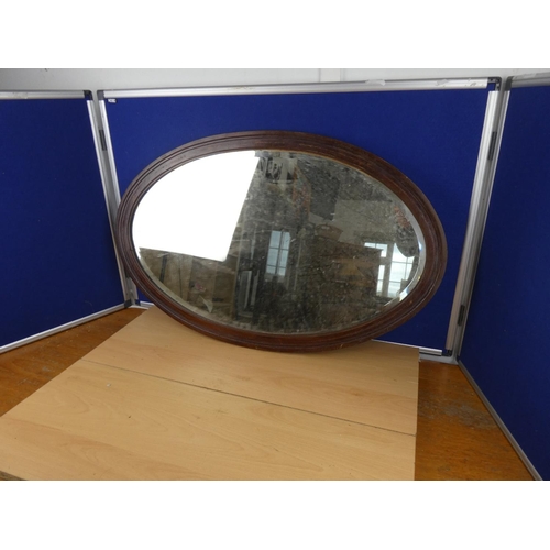 542 - An oval wall mirror.