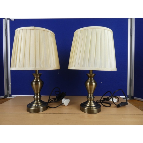 556 - A pair of modern table lamps.