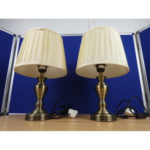 556 - A pair of modern table lamps.