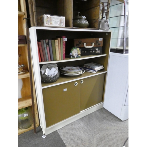 564 - A vintage display cabinet with sliding doors.