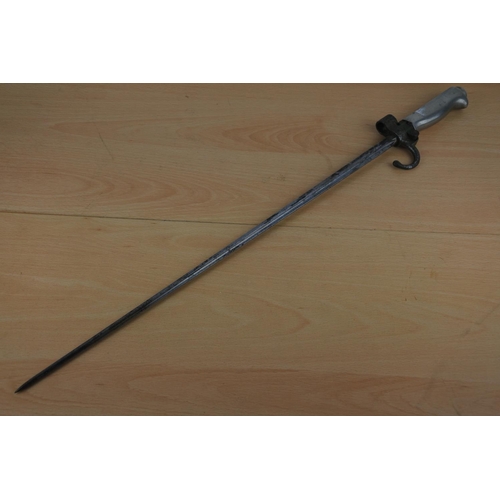 605 - A vintage bayonet.