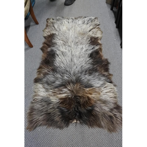 100 - A vintage sheepskin fur rug. Approx 77x175cm.