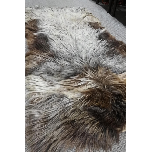 100 - A vintage sheepskin fur rug. Approx 77x175cm.