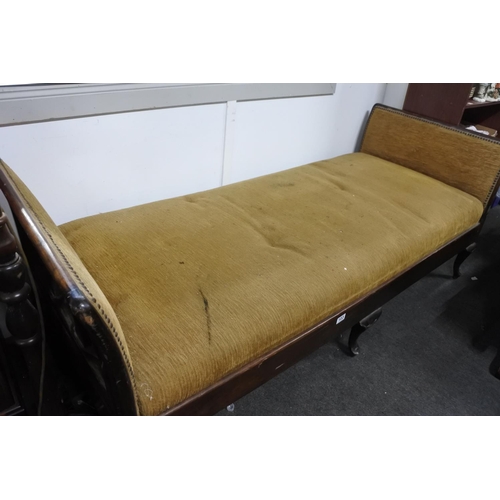 103 - An antique mahogany daybed. Approx 187x72x77cm.