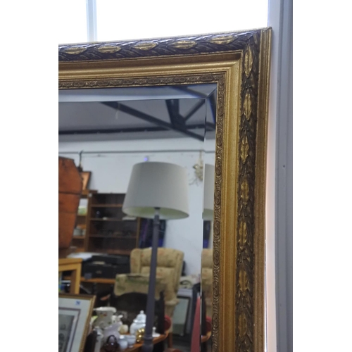 113 - A gilt framed wall mirror. Approx 62x84cm.