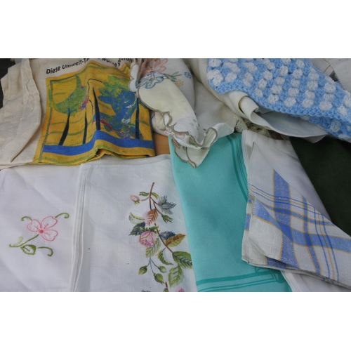 119 - An assortment of vintage linen.