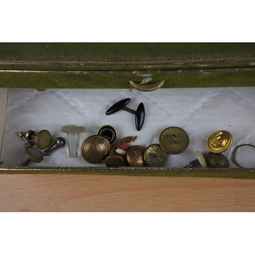 580 - A vintage jewellery box and some jewellery, buttons etc.