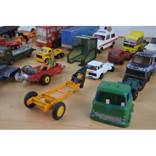 585 - A lot of vintage toy cars and buses.