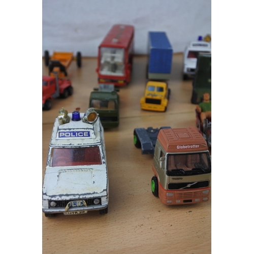 585 - A lot of vintage toy cars and buses.