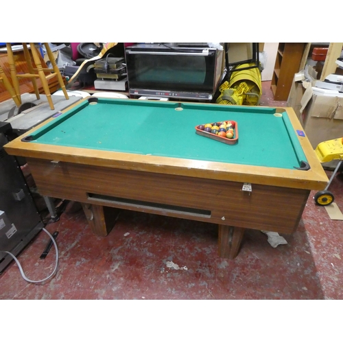 621 - A vintage pool table. Approx 175x99x80cm.