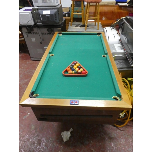 621 - A vintage pool table. Approx 175x99x80cm.