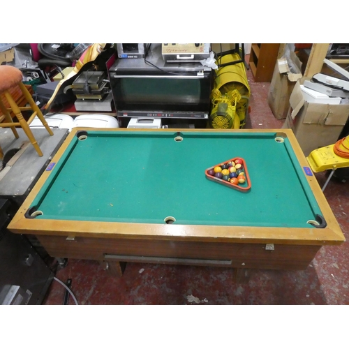 621 - A vintage pool table. Approx 175x99x80cm.