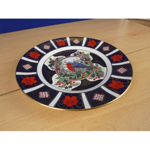 85 - A stunning Royal Crown Derby limited edition Christmas plate 381/2500.