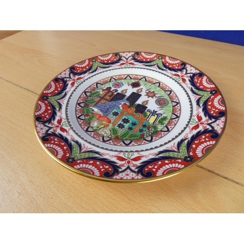 87 - A stunning limited edition Royal Crown Derby Christmas plate 265/1750.