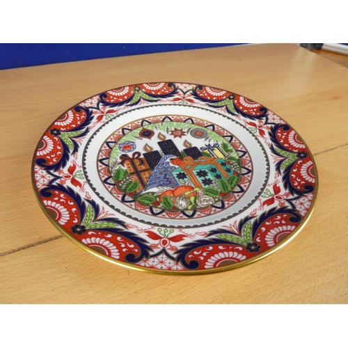 87 - A stunning limited edition Royal Crown Derby Christmas plate 265/1750.