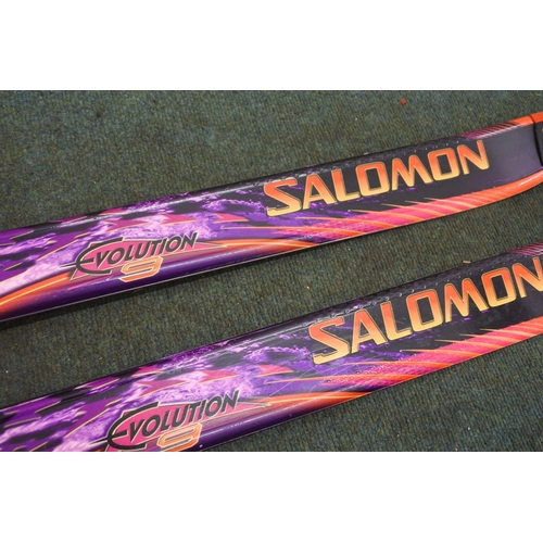 231 - A pair of Salomon snow skis. Approx 187cm.