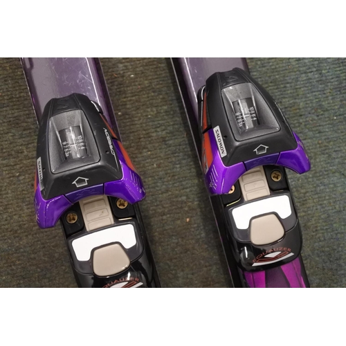 231 - A pair of Salomon snow skis. Approx 187cm.