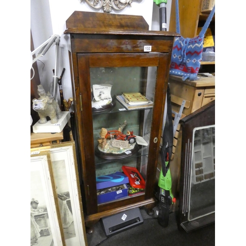 132 - A small slimline cabinet with glass shelves, measuring 55cm x 131cm x 33cm in size.