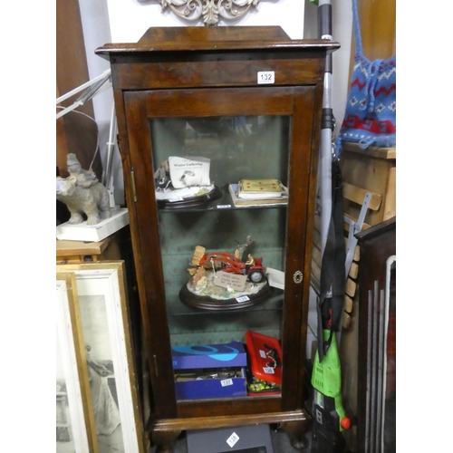 132 - A small slimline cabinet with glass shelves, measuring 55cm x 131cm x 33cm in size.