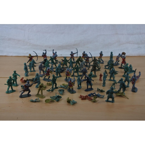 519 - A large assortment of toy soldiers.