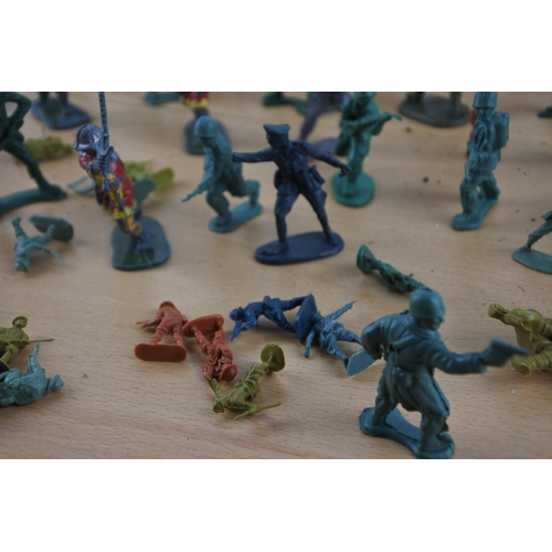 519 - A large assortment of toy soldiers.