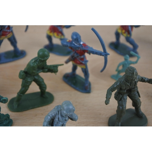 519 - A large assortment of toy soldiers.