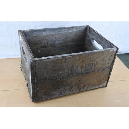 521 - A vintage Canada Dry wooden crate, measuring 36cm x 21cm x 26cm.