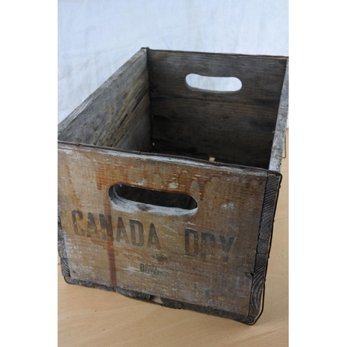 521 - A vintage Canada Dry wooden crate, measuring 36cm x 21cm x 26cm.