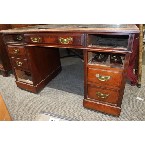 526 - An antique pedestal desk with green leather top. In need of restoration, measuring 120cm x 76cm x 61... 