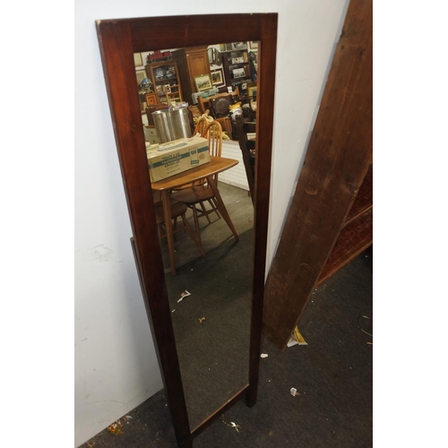 530 - A cheval mirror, measuring 40cm x 146cm.