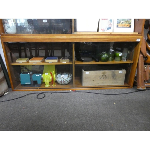 121 - A vintage bookcase with glass sliding doors, measuring 153x65x33cm.