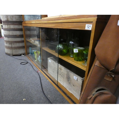 121 - A vintage bookcase with glass sliding doors, measuring 153x65x33cm.