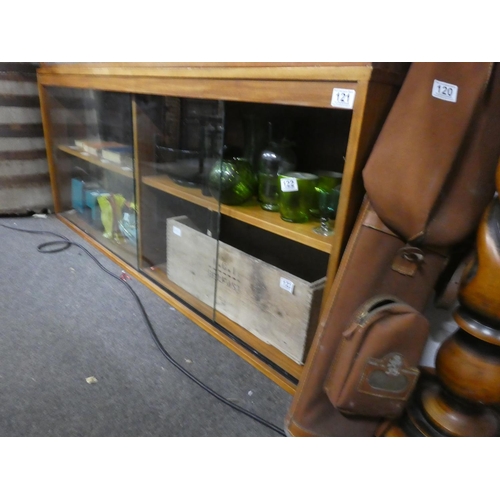 121 - A vintage bookcase with glass sliding doors, measuring 153x65x33cm.